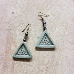 Melanie Earle earrings triangle beige